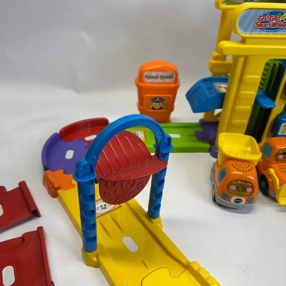 VTech Go Go Smart Wheels Police Station Playset with 6 Vehicles and Tracks